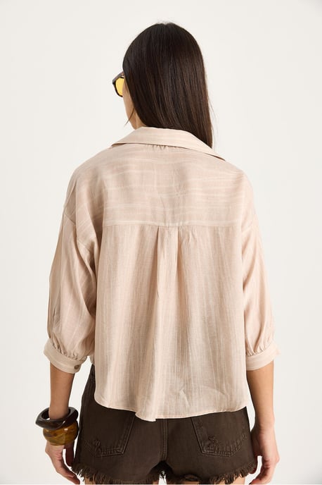 Gestreiftes, texturiertes Cropped-Shirt mit Knopfverschluss und Tasche - Image 6