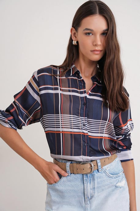 Kariertes Satin-Hemd mit Knopfleiste - Image 1