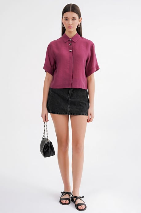Kurzärmliges Crop-Top mit Steinaccessoires - Image 2