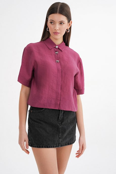Kurzärmliges Crop-Top mit Steinaccessoires - Image 4