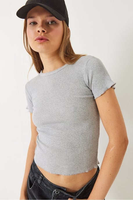 Bianco Lucci Geripptes kurz geschnittenes T-Shirt mit Rundhalsausschnitt und Rüschenrand - Grau - Image 2