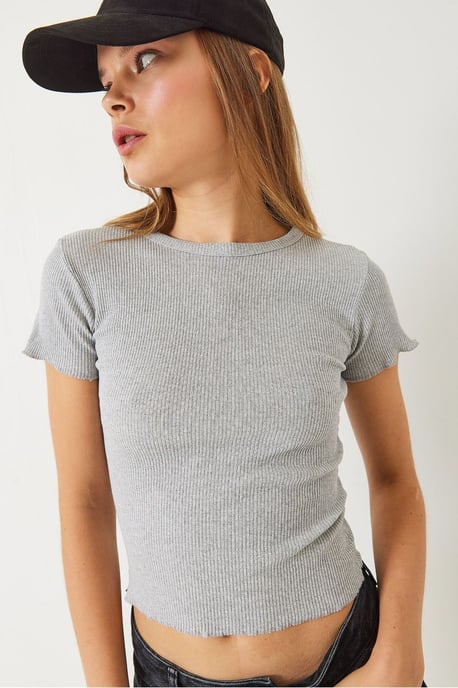 Bianco Lucci Geripptes kurz geschnittenes T-Shirt mit Rundhalsausschnitt und Rüschenrand - Grau - Image 3