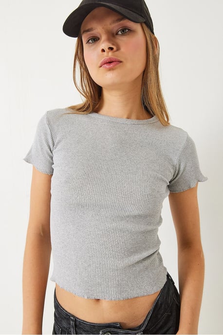 Bianco Lucci Geripptes kurz geschnittenes T-Shirt mit Rundhalsausschnitt und Rüschenrand - Grau - Image 4