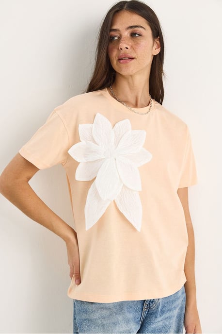 T-Shirt mit Rundhalsausschnitt und Blumenmuster inklusive Zubehördetails - Image 3