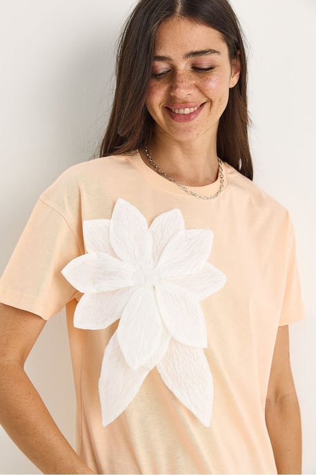 T-Shirt mit Rundhalsausschnitt und Blumenmuster inklusive Zubehördetails - Image 4