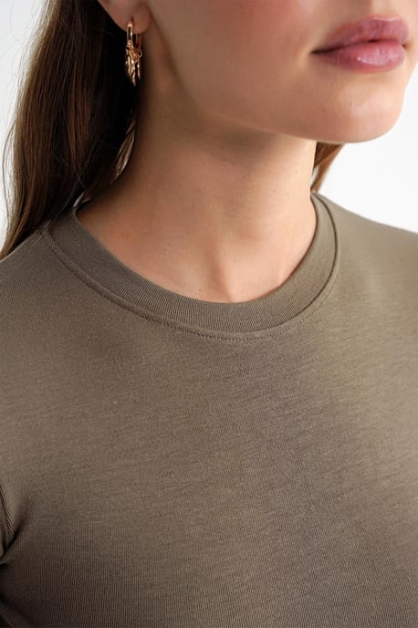 Tailliertes Crop-Strick-T-Shirt - Image 6