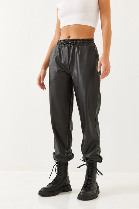 Kunstleder-Jogginghose mit Bündchen - Image 2