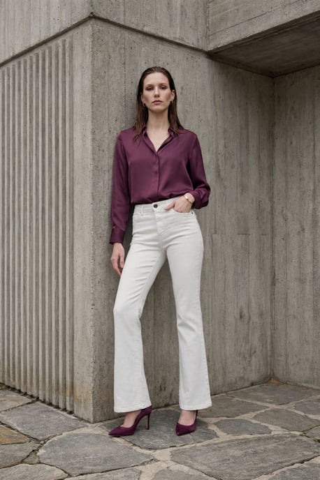Hochgeschnittene Schlagjeans - Image 1