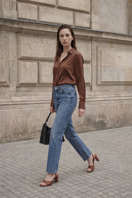 Hochtaillierte, knöchellange Jeans mit geradem Bein - Image 1