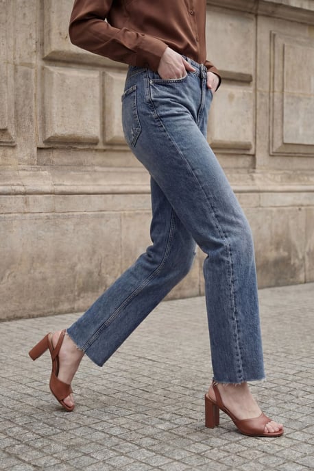 Hochtaillierte, knöchellange Jeans mit geradem Bein - Image 2