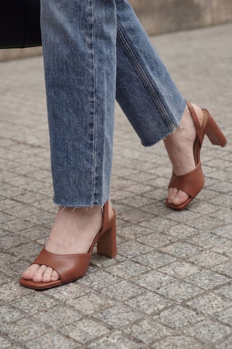 Hochtaillierte, knöchellange Jeans mit geradem Bein - Image 4
