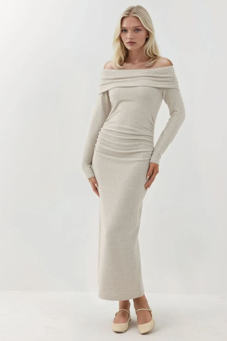 Texturiertes trägerloses Midikleid mit Schlitz - Image 1