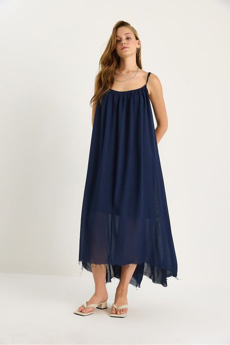 Einfarbiges Midi-Kleid aus Musselin mit Trägern und transparentem Saum - Image 3