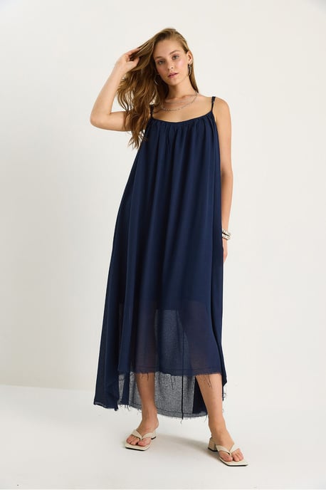 Einfarbiges Midi-Kleid aus Musselin mit Trägern und transparentem Saum - Image 5