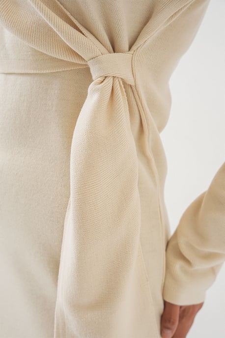 Bodycon-Midi-Kleid mit V-Ausschnitt und Bindegürtel - Image 5