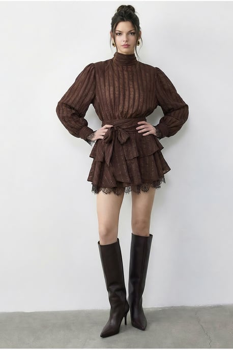 Texturiertes Mini-Kleid mit halbem Rollkragen und Spitzenakzenten - Image 3