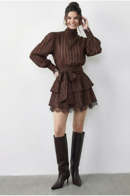Texturiertes Mini-Kleid mit halbem Rollkragen und Spitzenakzenten - Image 4