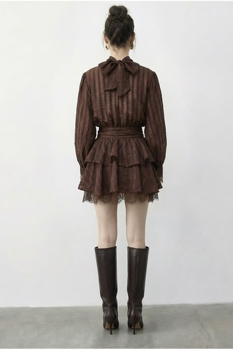 Texturiertes Mini-Kleid mit halbem Rollkragen und Spitzenakzenten - Image 5
