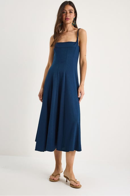 Strukturiertes Midikleid mit quadratischem Kragen - Image 1