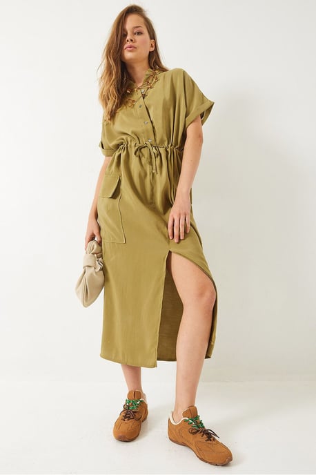 Lässiges Midi-Kleid mit Hemdkragen und Taschen - Image 2