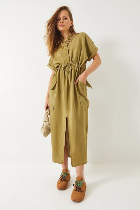 Lässiges Midi-Kleid mit Hemdkragen und Taschen - Image 4
