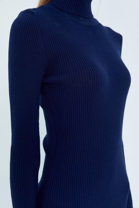 Halswärmer Midi Strickkleid mit Schlitz - Image 4