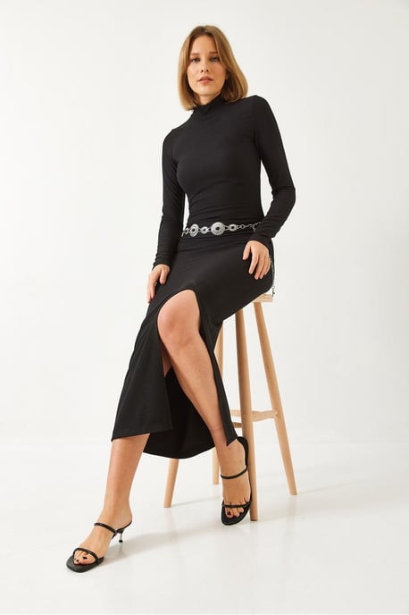 Texturiertes Midi-Kleid mit halbem Rollkragen und Schlitz - Image 2