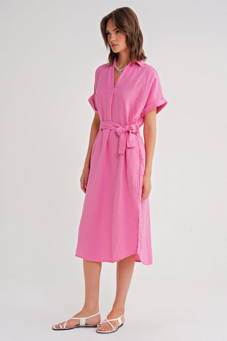 Gekürztes Midi-Kleid mit Gürtel und kurzen Ärmeln - Image 2