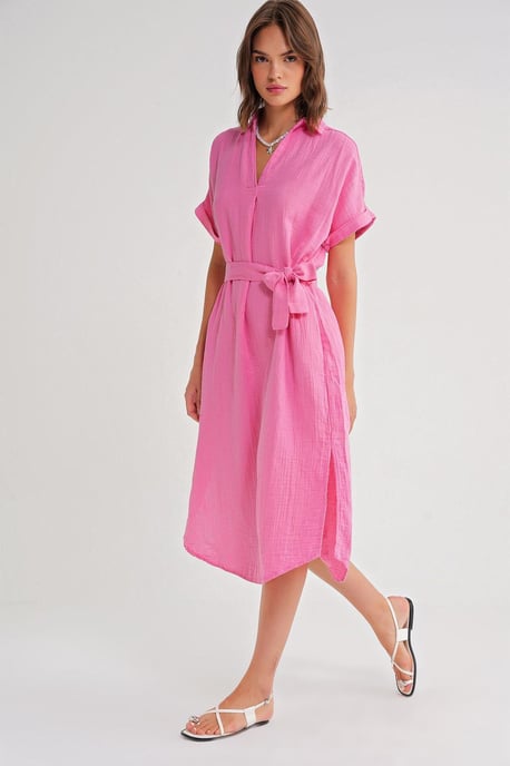Gekürztes Midi-Kleid mit Gürtel und kurzen Ärmeln - Image 3