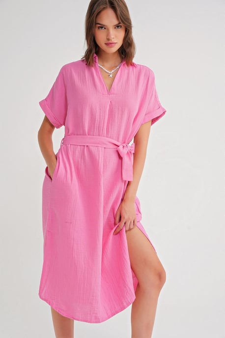 Gekürztes Midi-Kleid mit Gürtel und kurzen Ärmeln - Image 4