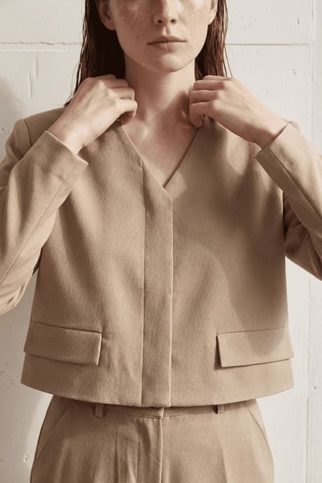 V-Ausschnitt Taillierte Crop-Jacke - Image 6