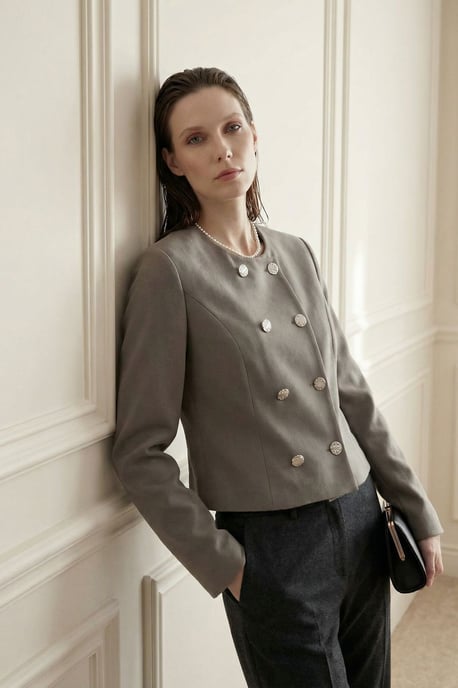 Maßgeschneiderte Kurzjacke aus Tweed mit Knopfleiste - Image 3