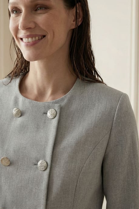 Maßgeschneiderte kurze Jacke aus Tweed mit Knöpfen - Image 5