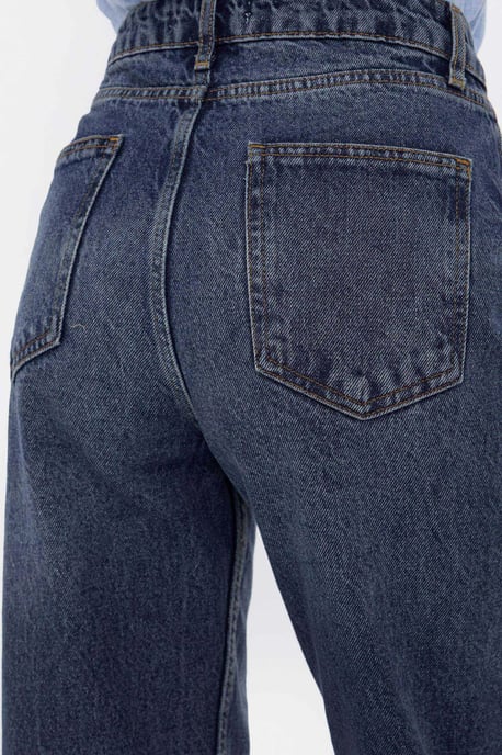 Hochtaillierte Mom-Fit Denim Jeans - Image 6