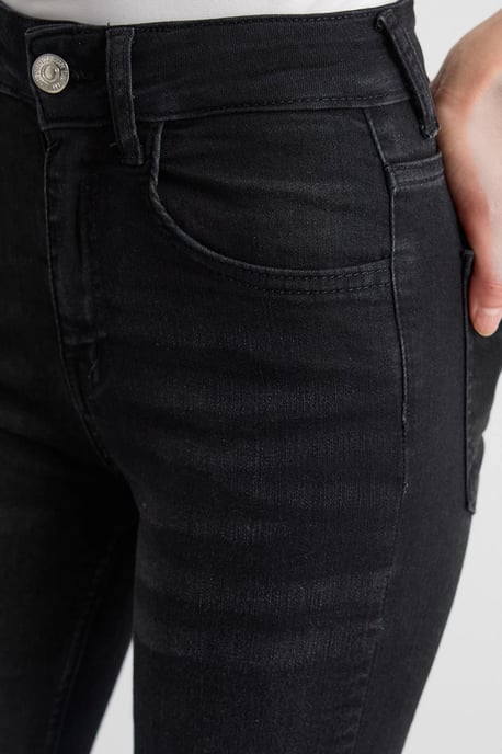 Hochtaillierte Bootcut-Jeans - Image 5