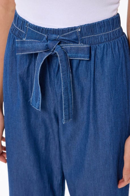 Hoch taillierte Schlagjeans mit Bandgürtel - Image 4