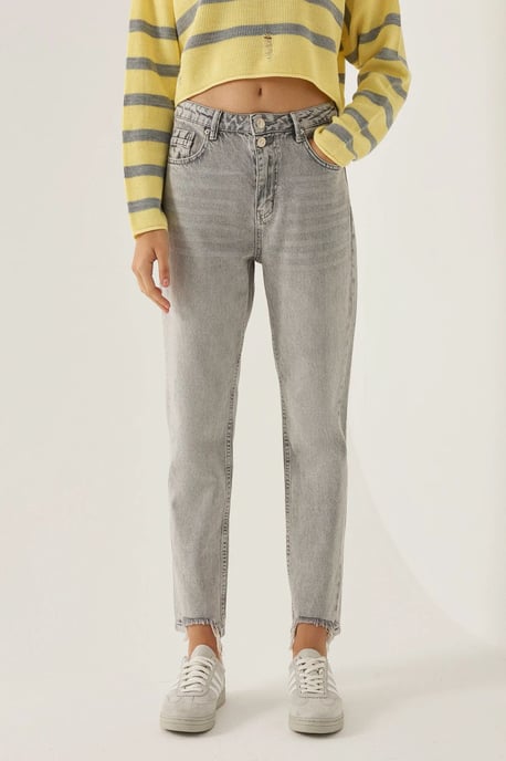 Hochtaillierte Mom Fit Jeans - Image 2