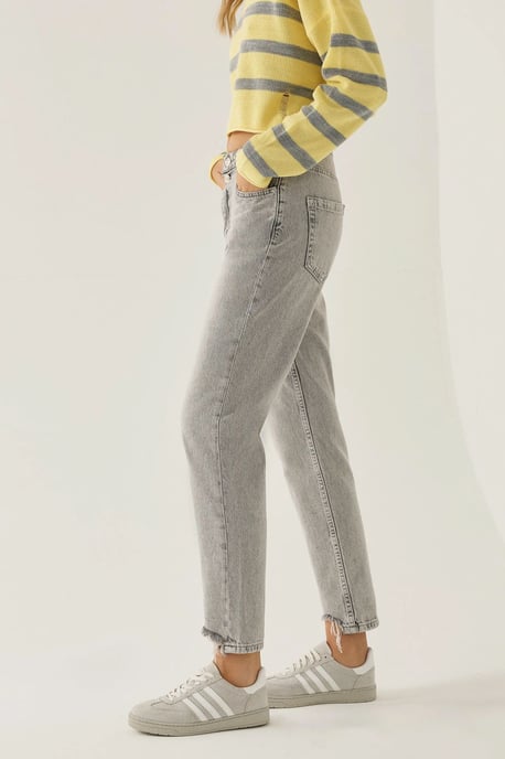 Hochtaillierte Mom Fit Jeans - Image 3