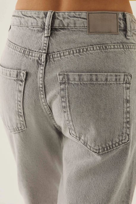 Hochtaillierte Mom Fit Jeans - Image 5