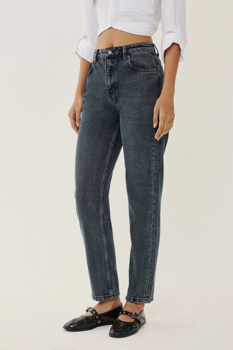 Hochtaillierte Mom-Fit Jeans - Image 2