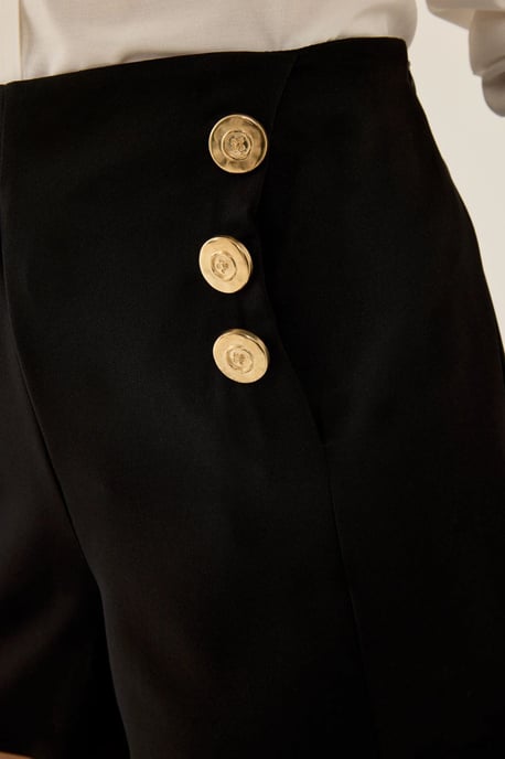 Schwarze Shorts mit goldenen Knopfdetails - Image 6