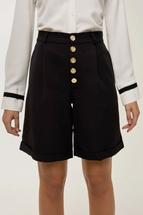 Hochtaillierte gefaltete Midi-Shorts mit Knopfdetails - Image 4