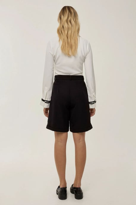 Hochtaillierte gefaltete Midi-Shorts mit Knopfdetails - Image 5