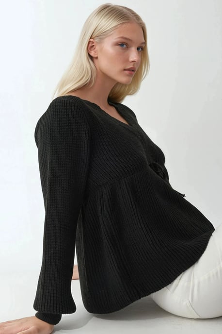 Geschnittener V-Ausschnitt-Pullover mit gebundenem Detail - Image 2