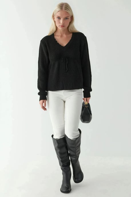 Geschnittener V-Ausschnitt-Pullover mit gebundenem Detail - Image 3