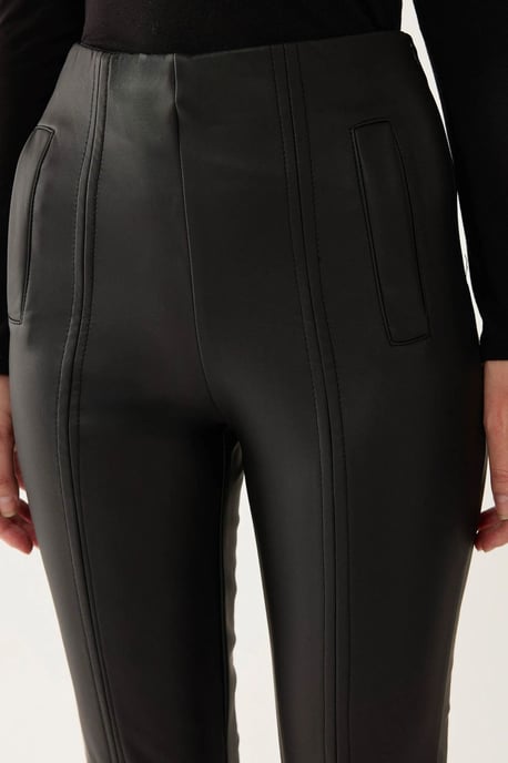 Kunstleder-Hose mit Schlitzsaum - Image 5