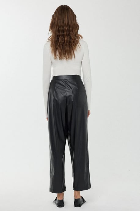 Hohe Taillierte Kurze Lederimitat-Hosen - Image 5