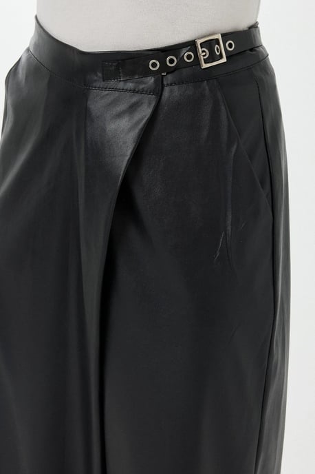 Hohe Taillierte Kurze Lederimitat-Hosen - Image 6