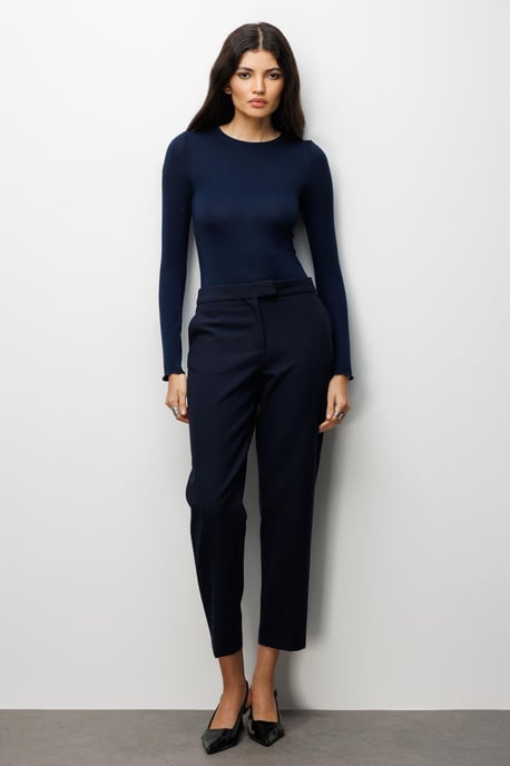Slim-Fit Langarmshirt mit Rundhalsausschnitt - Image 2