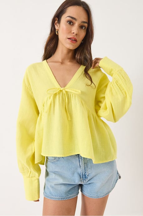 Strukturierte V-Ausschnitt-Crop-Bluse mit Schleife - Image 4